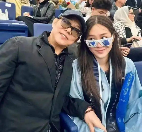 犇牛聚财 李连杰晒女儿毕业视频，自我调侃流水账很丢人，22岁jada颜值高