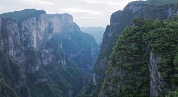 创赢盘 湖南张家界：荒野求生挑战赛普及野外生存应急技能