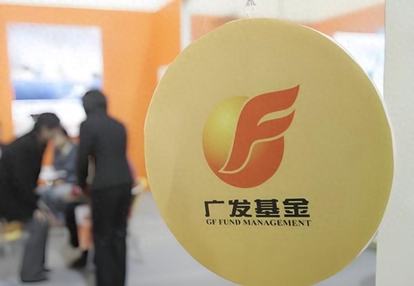 大旗策略 规模缩水700亿! 收益全凭“天意”, 刘格菘正在被基民抛弃?